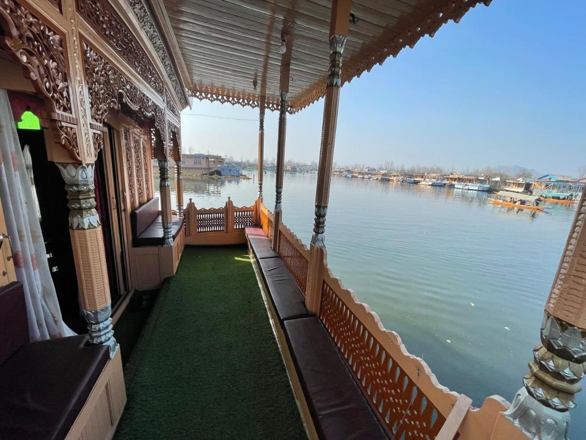 Floating Young Gulshan Houseboat Srīnagar 외부 사진