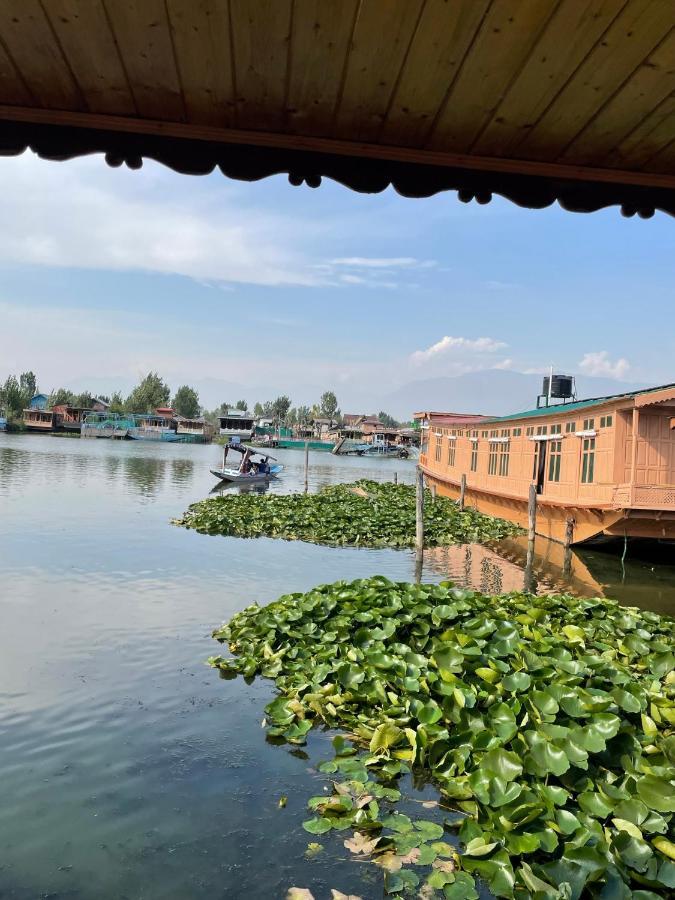 Floating Young Gulshan Houseboat Srīnagar 외부 사진