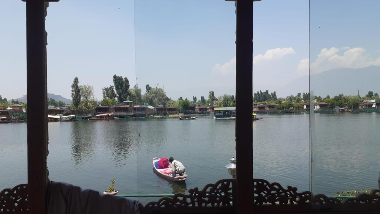 Floating Young Gulshan Houseboat Srīnagar 외부 사진